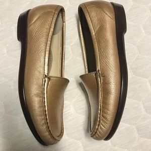 SAS Simplify gold loafer 6.5w
